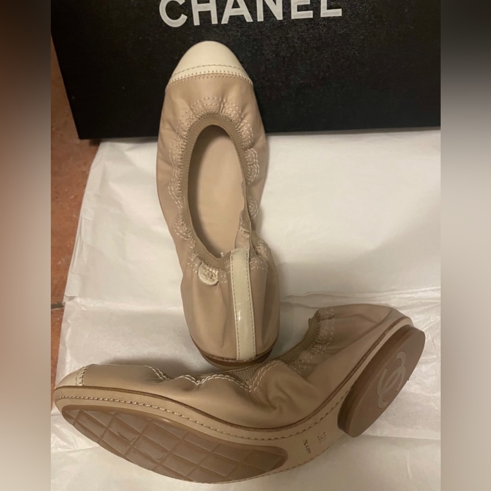 Chanel nude ballerinas with white patent leather accents. - Picture 6 of 9